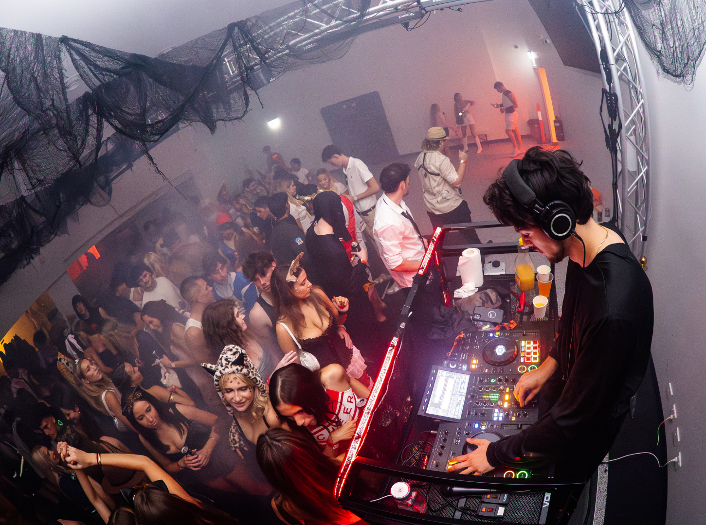 DJ